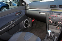 会場で出会った筆者お気に入りの1台。マツダ・アクセラの純正ヘッドユニットを活用し、JBLの2ウェイスピーカーC508GTiとサブウーファーをへリックスの4chアンプでドライブ。まとまりがよく活き活きとした音を聴かせてくれた。インストールを手がけたショップはフィール。