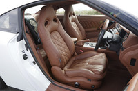 ダブルとシングルのステッチを格子状に組み合わせたキルティングデザインのシート。