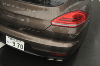 コンビランプやバンパーの形状があらためられた、リアまわり。そのほか、リアハッチを開閉するボタンの位置も変更された。
    