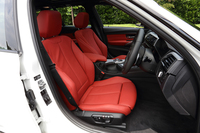 「Mスポーツ」に標準装備される、電動調整式サイドサポート付きのスポーツシート。テスト車は、シート表皮にオプションのダコタレザーを選択していた。