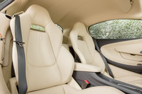 「スポーツシリーズ」のシート表皮はレザーが標準。カスタマイズメニューも豊富にそろう。