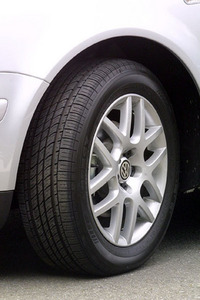 「XE」には、専用の16インチアルミホイールが標準装備される。