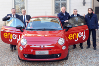 2013年ミラノで発足したカーシェアリング「エンジョイ」はエネルギー企業のENI、鉄道会社トレニタリア、そしてフィアットのコラボレーション。ただし、車両はEVではなく、ガソリンエンジンの「フィアット500」および「500L」。
