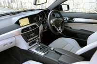 インパネまわりは基本的に「Cクラス セダン」と共通。メタリックなパネルがスポーティーな雰囲気を添える。