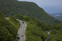 ワインディングロードを駆ける「V60 T6 AWD R-DESIGN」。
    