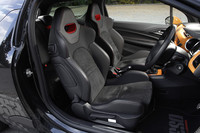 「Citroen Racing」のロゴが入った、アルカンタラ＆テップレザーの専用スポーツシートを装備。