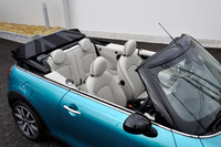 新型「MINIコンバーチブル」のシート。ロールオーバープロテクション機構の改良により、後席の後ろに備わっていた弧状のクロムバーは廃止された。