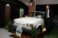 旧東独車「ヴァルトブルク」。脇には“教会”が建っている。