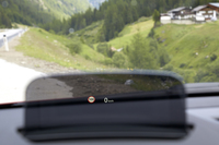 車速などの情報を表示するヘッドアップディスプレイ。フロントウィンドウに像を投影するタイプではなく、専用の昇降式スクリーンを用いたものとなっている。