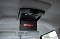 テスト車にはメーカーオプションのカーナビに加え、販売店オプションとして後席モニターやカーペットマット、ETC車載器などが装備されていた。価格は3点合計で11万3970円。
    