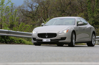 静的な重量配分は前50：後ろ50にまとめられている。写真の「クアトロポルテS」（3リッターのFR）の動力性能は0-100km/hが5.1秒、最高速が285km/h。
    