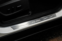 「KUGA」のロゴが施されたフロントのサイドシルブレート。「クーガ」という車名は完全な造語で、かつてマーキュリーブランドで販売されていたクーペ「クーガー（Couger）」との関連性はない。