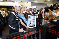 ポールポジションを獲得し笑顔を見せる、No.18 ポルシェ919 ハイブリッドの面々。
    