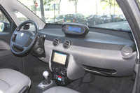 「ブルーカー」のシンプルなインテリア。ダッシュボードの中央にインフォメーションディスプレイが置かれる。