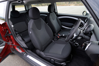 観音開きの「クラブドア」は、車体右側のみに備わる。