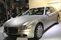 
	「マゼラーティ・クワトロポルテ」
	全長×全幅×全高＝5052×1895×1438mm/ホイールベース＝3064mm/車重＝1930kg/駆動方式＝FR/4.2リッターV8DOHC32バルブ（400ps/7000rpm、46.0kgm/4500rpm）
	 