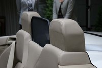 エアキャップと共に風の巻き込みを防ぐ「ドラフトストップ」は、後席ヘッドレストの間に備わる。