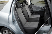 足元スペースはそれなりに確保されているものの、成人男性が座るにはやや頭上空間が足りないと思われる。