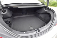 荷室は470リッター（VDA方式）。「CLA250シュポルト 4MATIC」には、フットトランクオープナーが標準装備される。