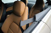 前席には、シートベルトを自動的に送り出す「オートマティックベルトフィーダー」が装備される。