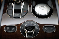 シャシーのセットアップはセンターコンソールに配置された「ベントレー・ドライブ・ダイナミクス・モード」のロータリースイッチで行う。オンロードセッティングが4種類（左半分）用意されるほか、“オフロードスペック”を選択すればさらにオフロードセッティングが4種類（右半分）加わる。