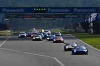 GT500クラスのスタートシーン。ポールポジションのNo.12 カルソニックIMPUL GT-Rが序盤からレースをけん引した。