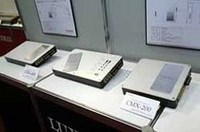 ラックスマンの新型パワーアンプ、「CMX-200」（2チャンネル機、右手前）と「CMX-400」（4チャンネル機、奥2台）。独自のフルエンシーデジタル方式を採用し、CDフォーマットの限界により失われた高域を瑞々しく再現可能という。