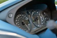 速度計には380km/h（240mph）まで刻まれている。