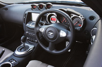 運転席まわりの様子。本革巻きステアリングホイール＆シフトノブに加え、ATモデルにはマグネシウム製シフトパドルが備わる。