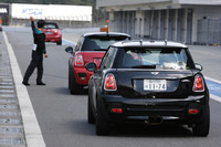 今回の試乗の舞台は、富士スピードウェイ。テスト車として、オプションを満載した3モデルの「ジョンクーパーワークス（JCW）」が用意された。