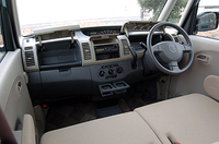 写真をクリックするとインパネまわりの収納ボックスが見られます。