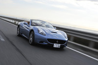 フェラーリも流行には抗えないのか、ヘッドランプユニット内のバイキセノンランプの上にはLEDが配置される。ちなみに、リアのランプユニットもLED。ボンネット上のエアインテークとフロントフェンダー後方のサイドエアベントは、1957年型「250 カリフォルニア」がモチーフとなっている。