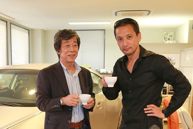 「日産GT-R」の生みの親である水野和敏さん（左）。実は「小沢コージの勢いまかせ！」（リターンズじゃない方）でも一度お世話になったことがあり、出演は今回が2回目となる。以前の記事が気になる人は、こちらをどうぞ。