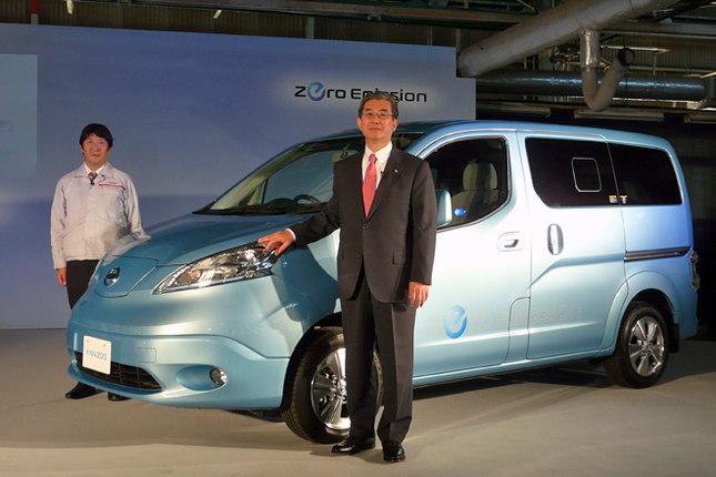 「日産e-NV200」と、日産の片桐隆夫副社長（手前）、および追浜工場の高橋 徹工場長。