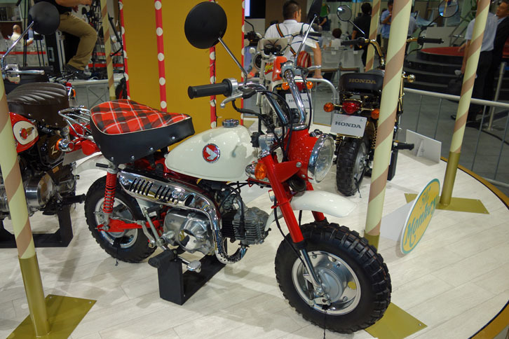 「モンキーSP」（1997年）。モンキーの発売30周年記念モデル。初めて国内販売された1967年モデルをイメージし、ホワイトのタンクやチェック柄のシートなどを採用した。価格は19万9000円。