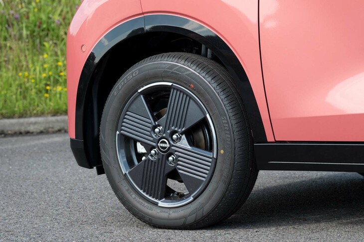 ホイールは日本伝統の水引をモチーフとしたデザインだ。