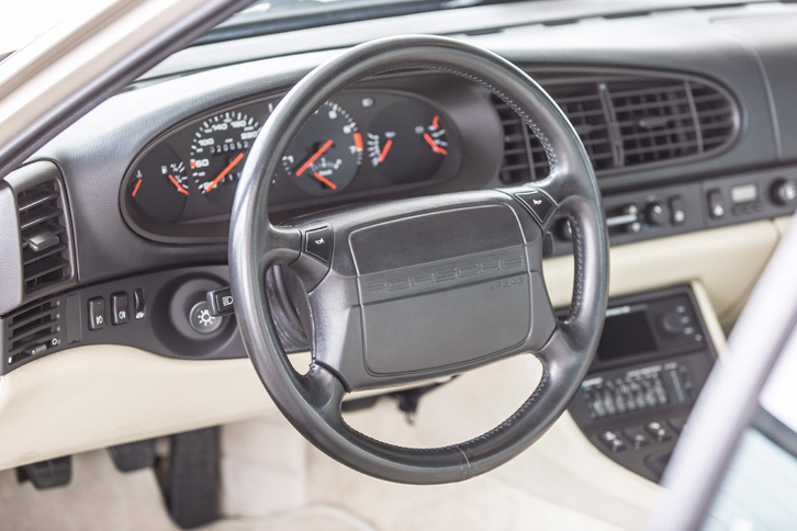 「944ターボ」の運転席まわり。同時期以降に登場した、多くの国産スポーツカーが同車をベンチマークに開発されたという。