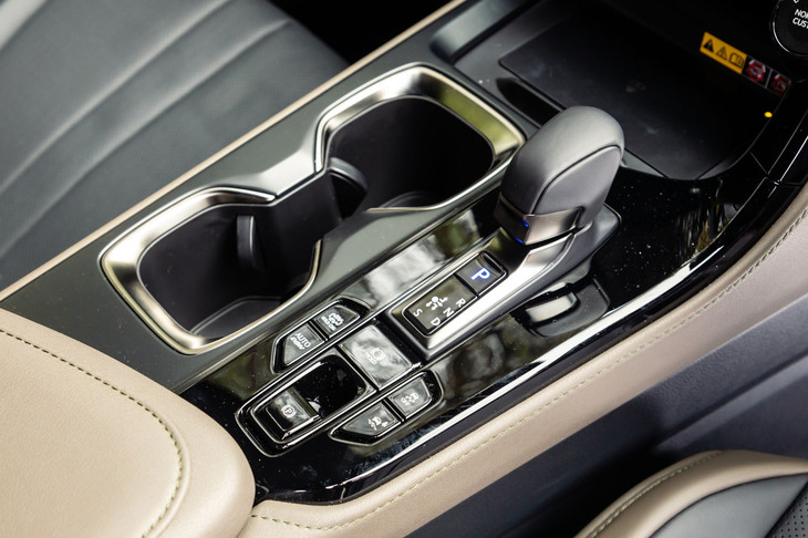 「トレイル」モードのスイッチはシフトセレクター後方に独立してレイアウトされている。「スポーツS」などその他のモードはダッシュボードのダイヤルで選べる。