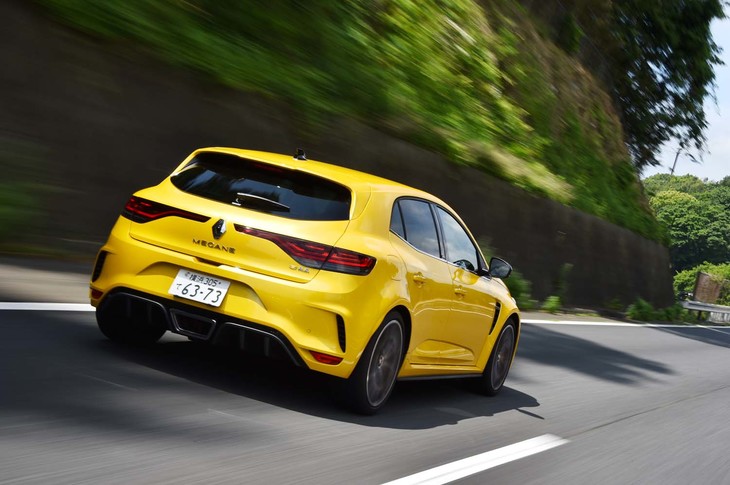 「メガーヌR.S.トロフィー」に採用されている「4HCC」は、ダンパー底部に内蔵したセカンダリーダンパーの働きにより、路面との接地性を最大限に高める。