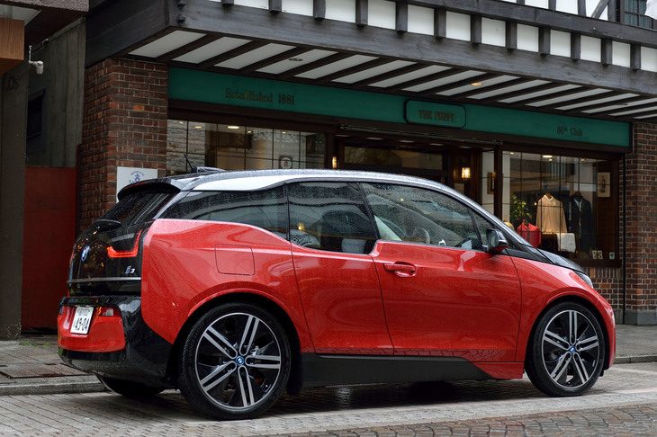 ユニークなショルダーラインが印象的な「i3」のサイドビュー。中央のピラーがブラックアウトされているため、ルーフが宙に浮いているように見える。