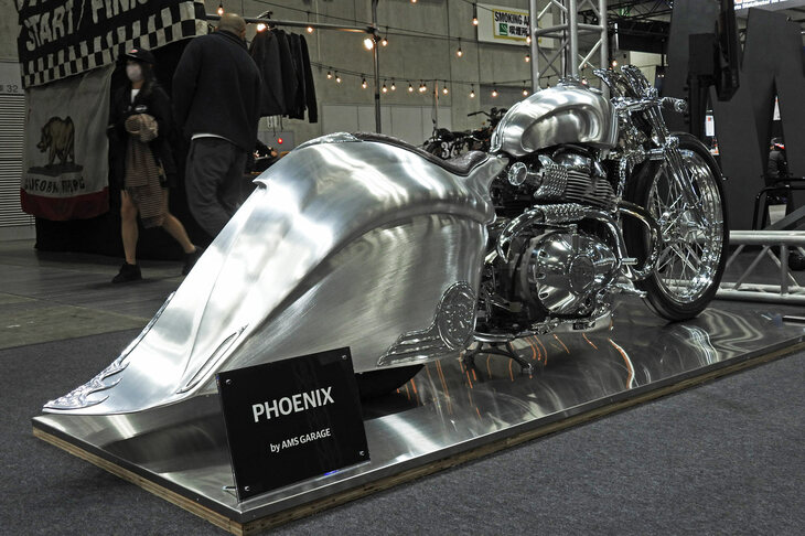 日本と同じくバイクカスタムが盛んなインドネシアより、「AMS GARAGE」の手になる「PHOENIX（フェニックス）」。