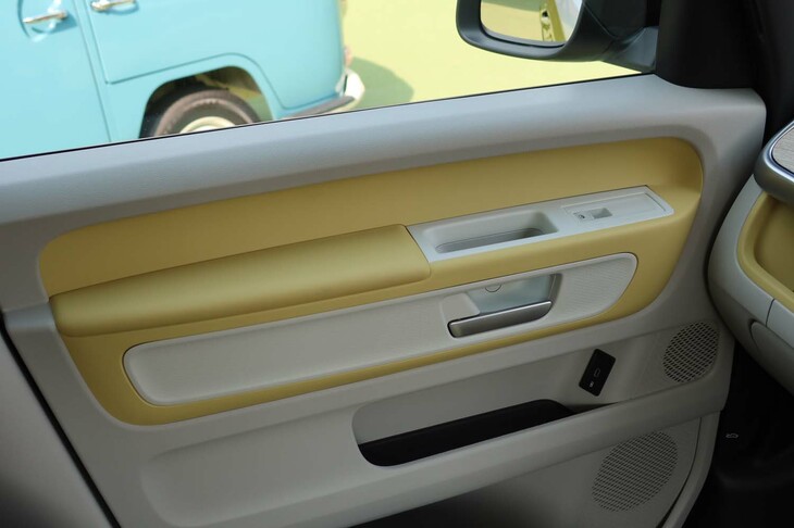 フォルクスワーゲンID.Buzz（助手席側フロントドアのインナーパネル）