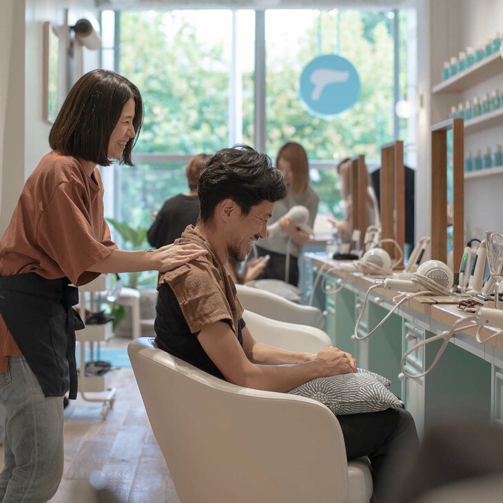 「レクサス充電ステーション」では、充電の待ち時間をポジティブに感じてもらえるよう配慮したさまざまなサービスが提供される。「心も充電される」という考えから、ストレッチのサービスも用意されている。