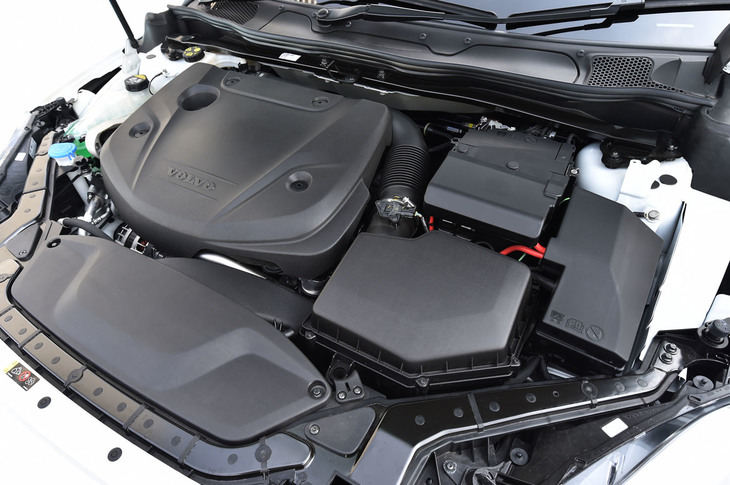 2015年7月には、ディーゼル車がラインナップに加えられた。「D4」と呼ばれる2リッター直4ディーゼルターボエンジンには、大小2基のボルグワーナー製ターボが装着されている。