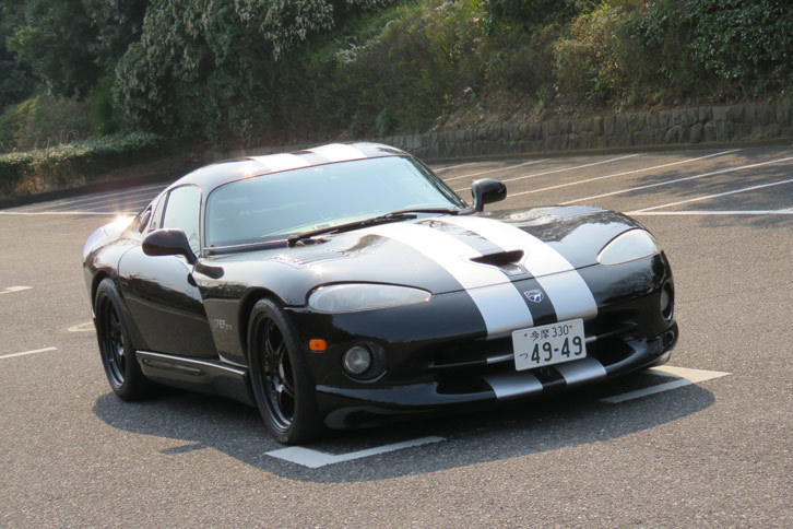 まだバンパーが削られる前の、愛くるしい「ダッジ・バイパー」。どんな燃費極悪カーも、走らせなければ消費燃料はゼロである。