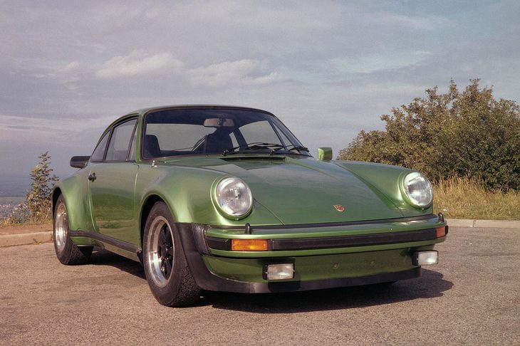 1975年に登場した「ポルシェ911ターボ」。当初3リッターだった排気量は1978年に3.3リッターにアップし、最高出力は300馬力に達した。