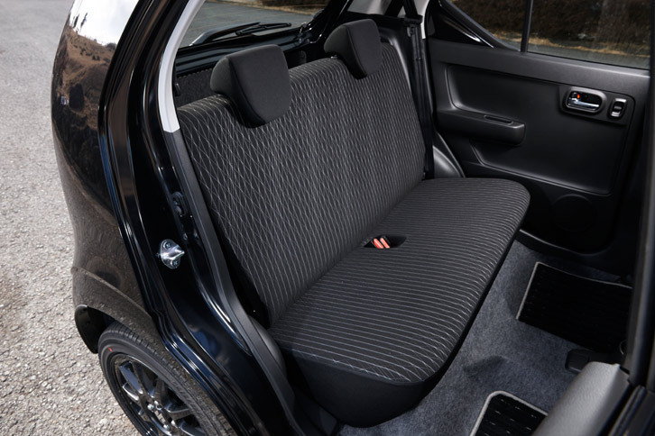 フロントシートと同様、ブラックでコーディネートされたリアシート。「X」や「S」「ターボRS」と同じく、ヘッドレストが装備される。