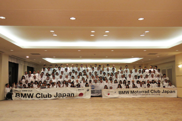今回のイベントに参加したBMWクラブジャパンとBMWモトラッドクラブジャパンのメンバーで記念撮影。あらためて、このたびはおめでとうございます。