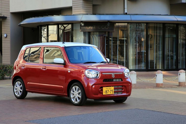 2021年12月22日に発売された、新型「スズキ・アルト」。価格は94万3800円～137万9400円となっている。