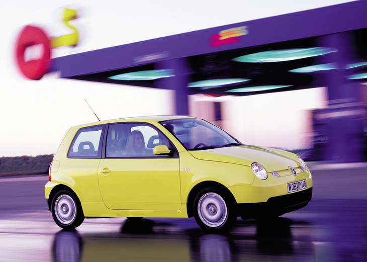 1999年に発売された「フォルクスワーゲン・ルポ3L TDI」は、1.2リッター直3ディーゼルターボエンジンを搭載するエコ・コンパクトカー。アルミニウムやマグネシウムを用いた軽量ボディーや薄型ガラスの採用により、車重830kgという軽量化を実現。燃費重視の変速プログラムや低転がり抵抗のタイヤなども技術的なトピックとされていた。